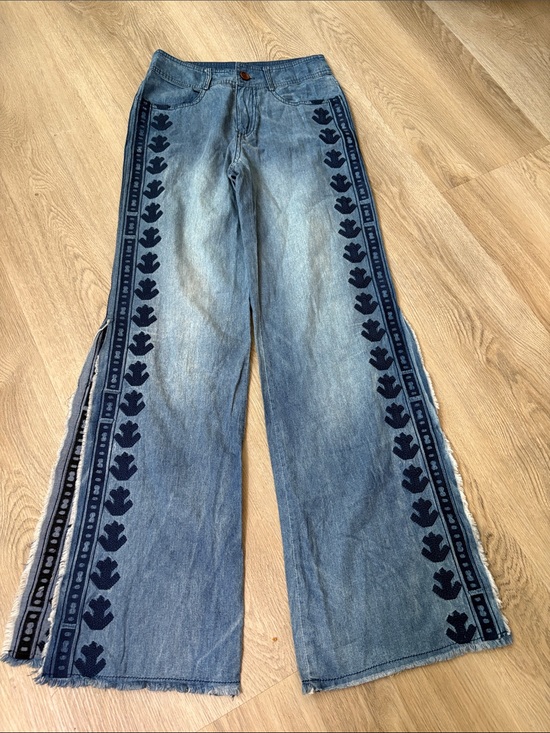 Keerqiaowa Pants - NWT Keer Qiaowa Embroidered Wide Leg Jeans Boho Light Wash Size Small festival